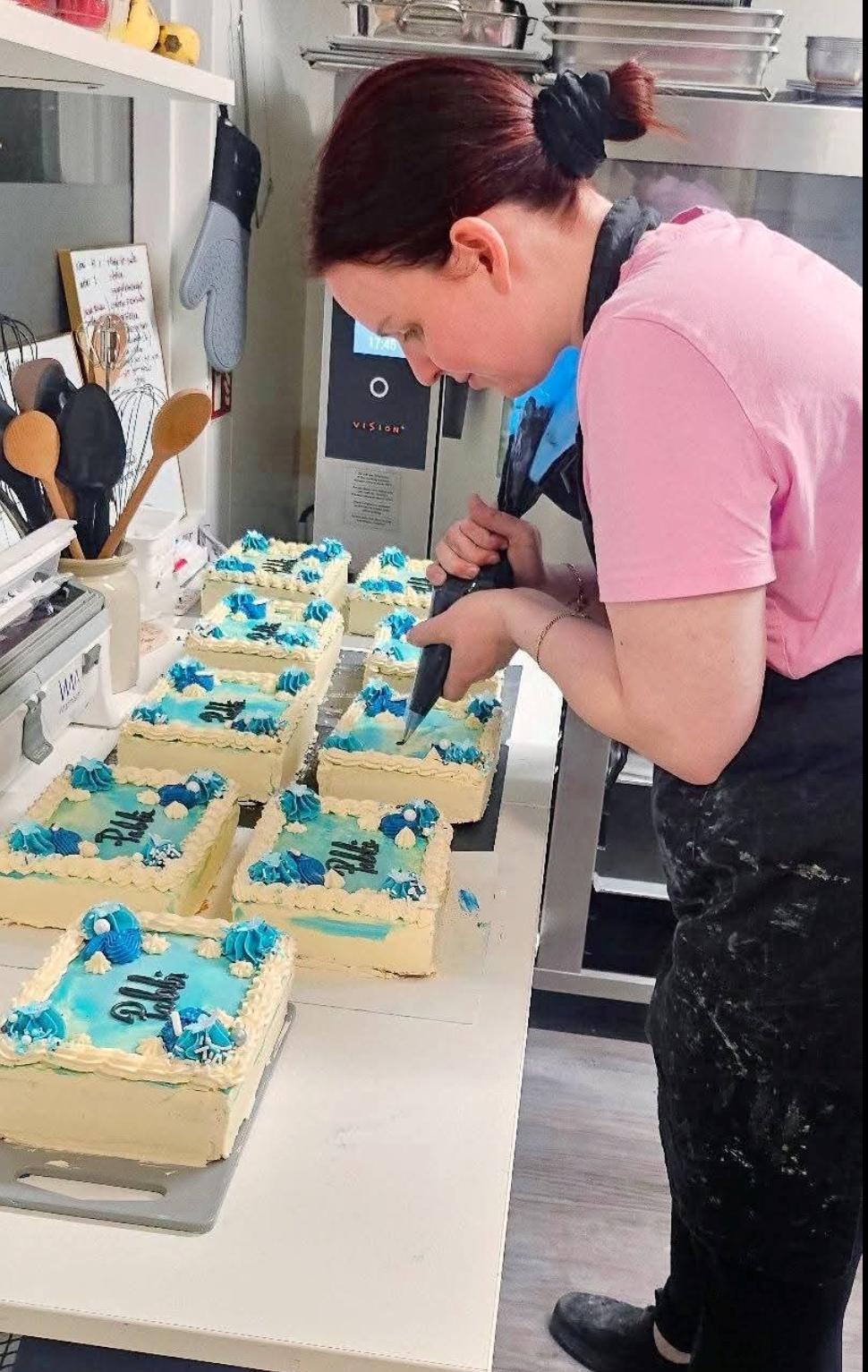 Fanndís önnum kafin við kökuskreytingar. Myndir/aðsendar.