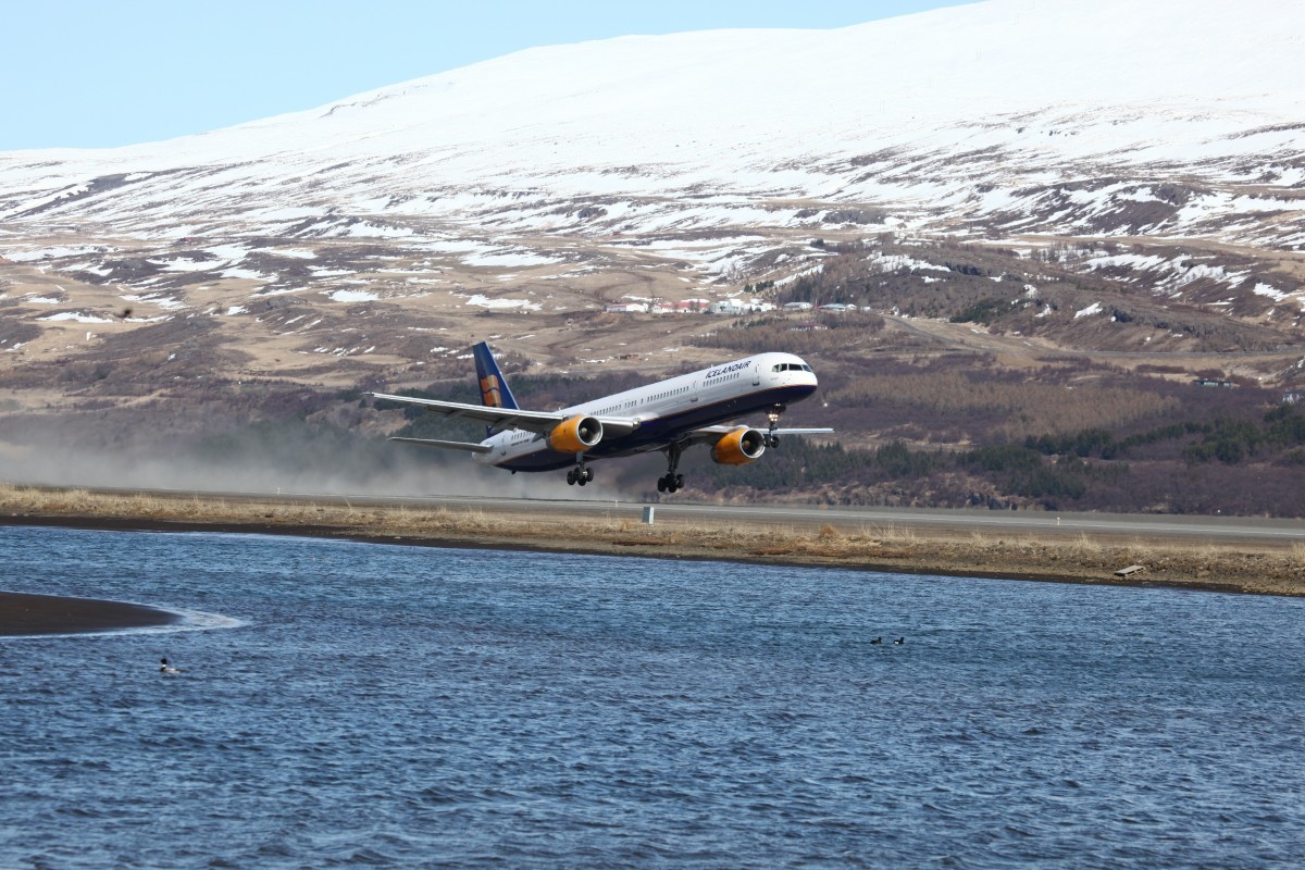 Í fjögurra ára samgönguáætlu er ekki gert ráð fyrir að ljúka við gerð flughlaðs við Akureyrarflugvö…