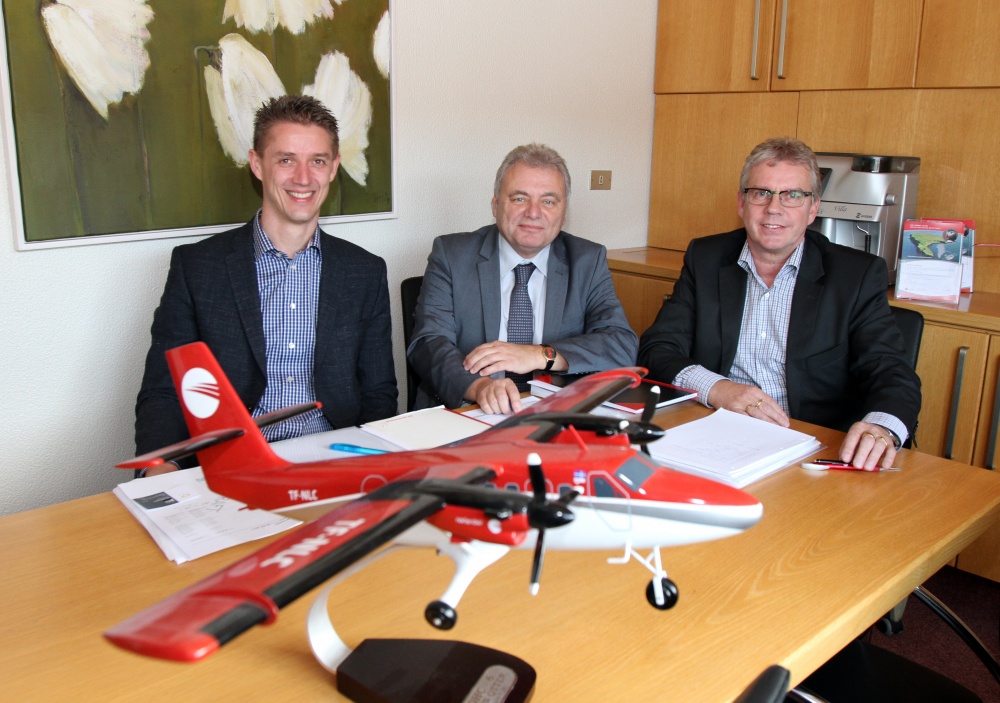 Skrifað undir, f.v. Mogens E. Jensen og Hans Peter Hansen frá Air Greenland og Friðrik Adolfsson for…