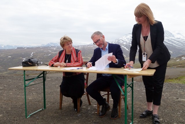Sigrún Magnúsdóttir og Eiríkur Björn Björgvinsson undirrita samkomulagið. Hjá þeim stendur Kristín L…