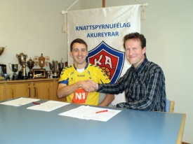 Gunnar Valur Gunnarsson og Bjarni Áskelsson, formaður knattspyrnudeildar KA, undirrita samningin í d…