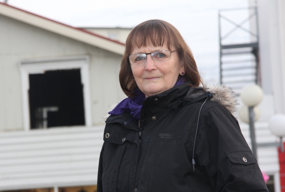Helga Haraldsdóttir fyrir utan húsið þar sem hún lá fárveik með Akureyrarveikina 4 ára gömul. Mynd/Þ…