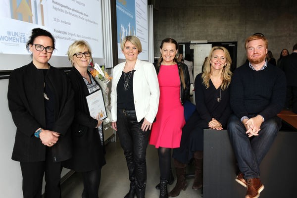 Birna Einarsdóttir bankastjóri með viðurkenninguna sem Ragnheiður Elín Árnadóttir iðnaðar- og viðski…