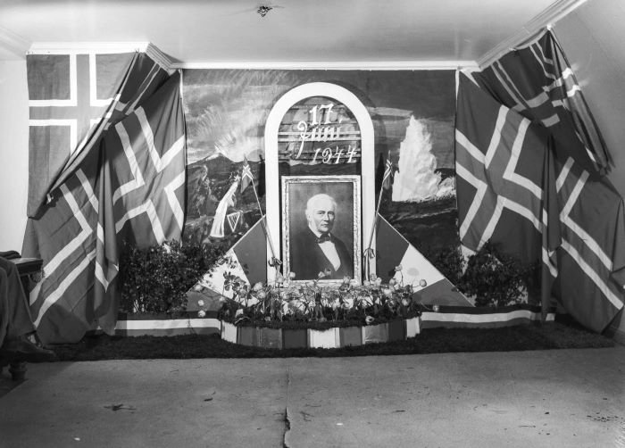 Hún sýnir hátíðarskreytingar í búðarglugga á Akureyri þegar bæjarbúar fögnuðu eins og aðrir landsmen…