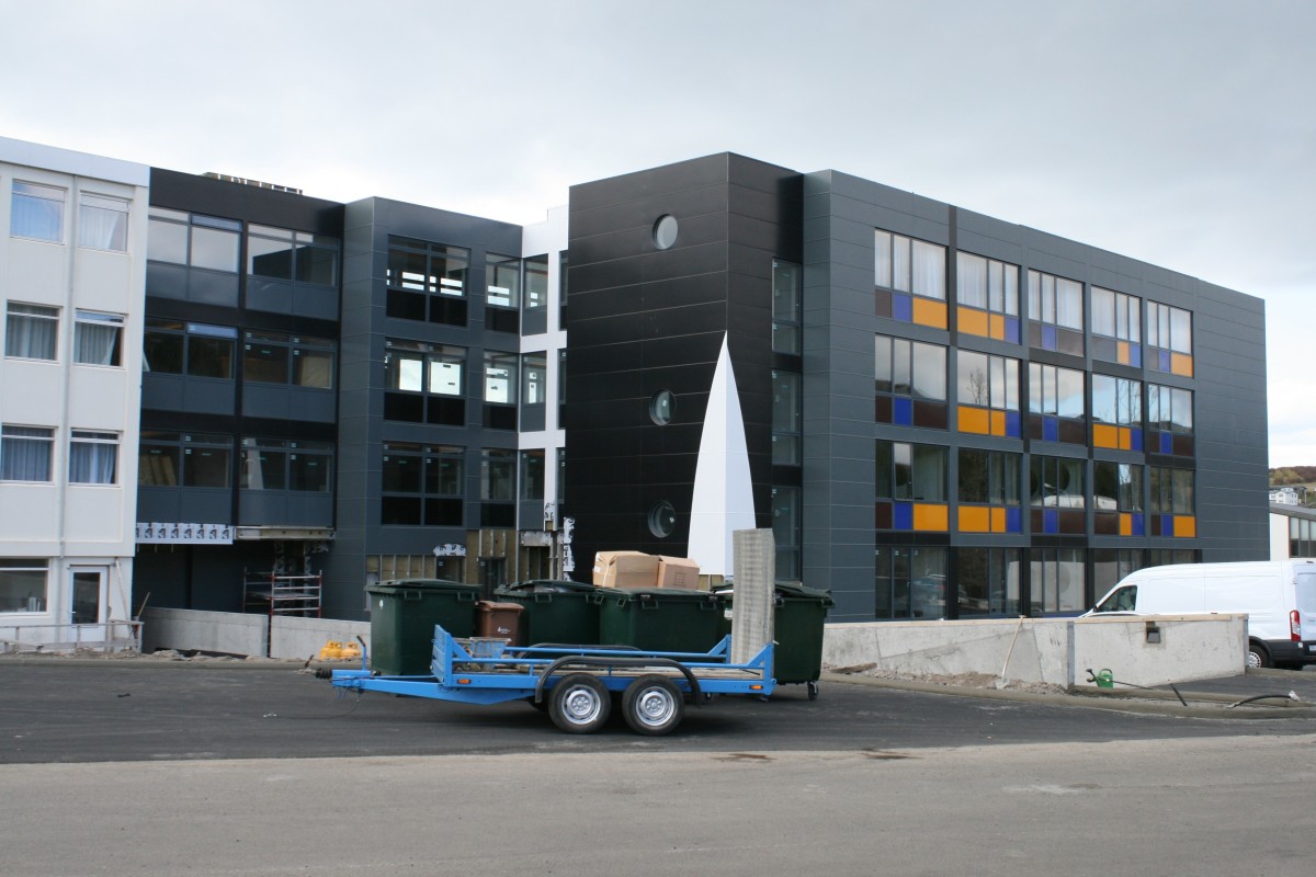 Nýbyggingin er hin glæsilegasta og fólk þegar farið að gista á efstu hæðinni. Myndin var tekin s.l. …