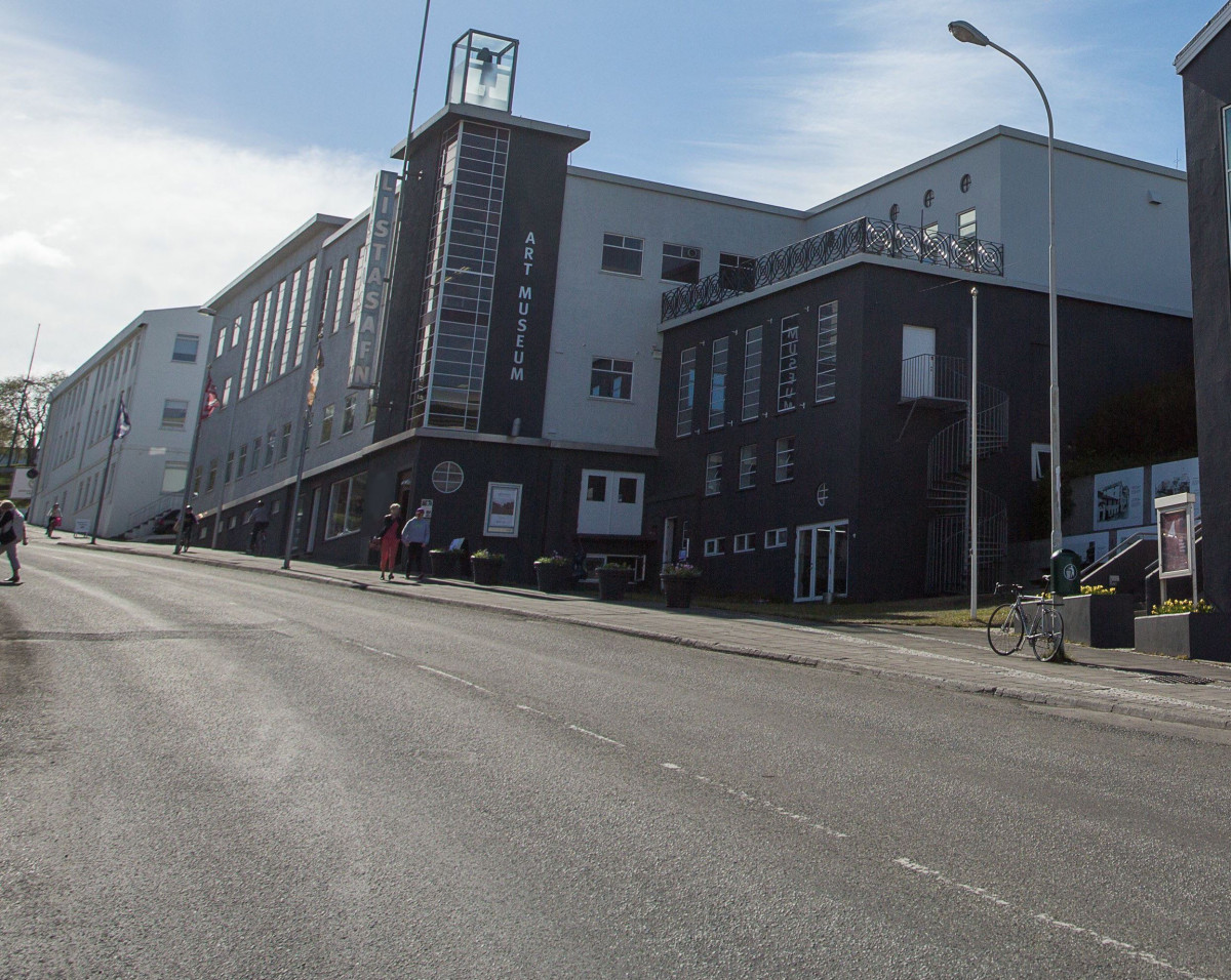 Leikir Íslands á HM verða sýndir á risaskjá neðst í Listagilinu.