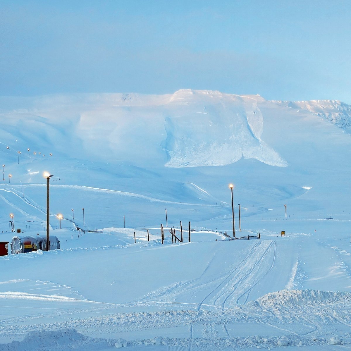 Stærsta flóðið sem komið var af stað í morgun kom úr Mannshrygg og sést hér fyrir miðri mynd. Myn…