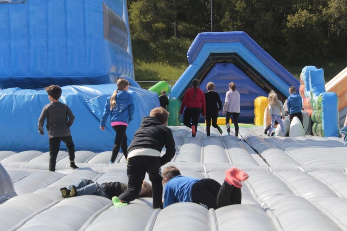 Rannsókn lögreglu á slysinu leiddi í ljós að hoppukastalinn var ekki nógu tryggilega festur við jörð…