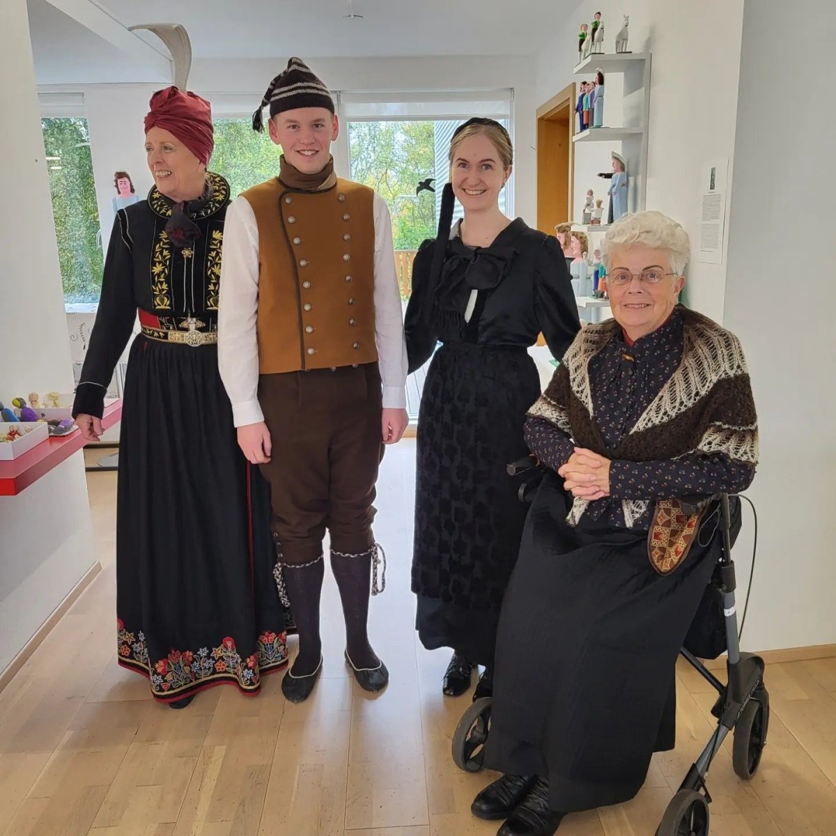 Fjöldi gesta mætti á síðasta dag sumarsýninga safnsins þar var lögð áhersla á að fólk klæddi sig í þ…