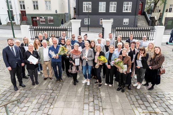 Ásmundur Einar Daðason mennta- og barnamálaráðherra ásamt verðlaunahöfum og þeim sem tilnefnd voru …