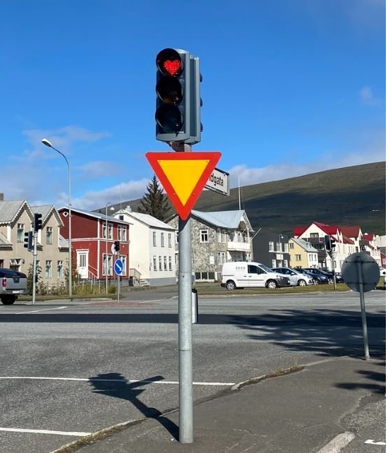 Heimilisfaðir úr Naustahverfi veltir m.a fyrir sér áberandi líkindum með embætti forseta Íslands og …
