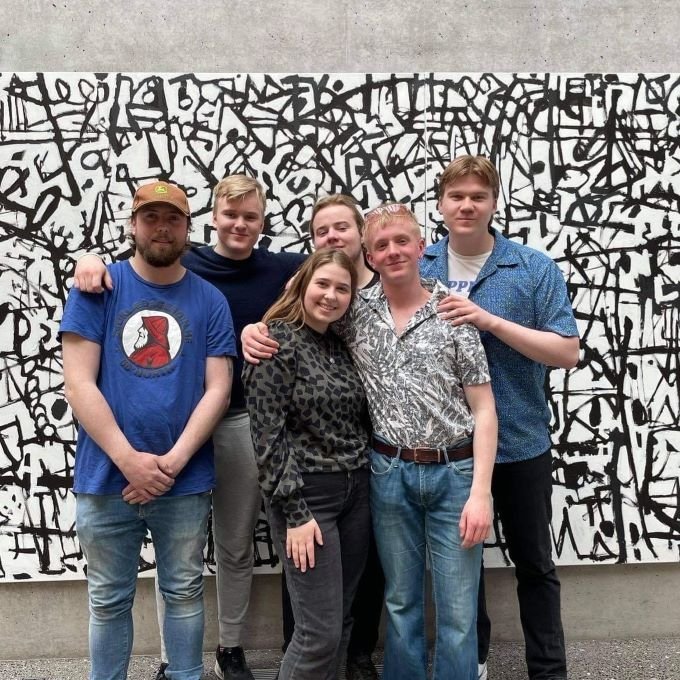 Hljómsveitin 7 9 13 var að gefa út plötu. Þau eru alls sex í bandinu, Ágúst Máni á bassa, Elmar Atli…