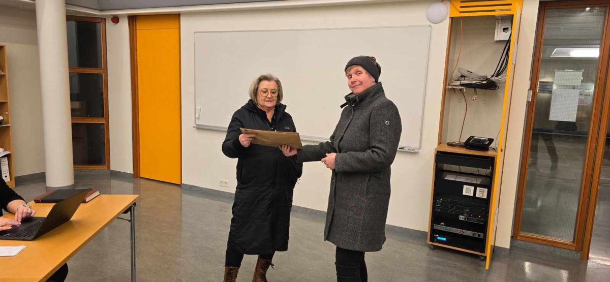 Helga Eymundsdóttir formaður kjörstjórnar á Akureyri tekur við kjörgögnum sem Anna María Sigvaldadót…
