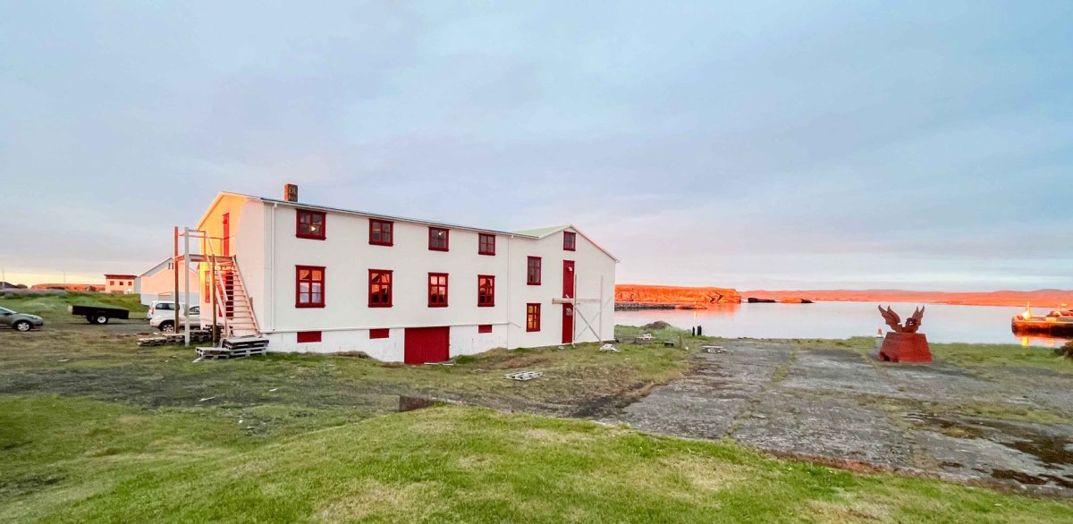 Óskarsbraggi var aðalstaðurinn á Raufarhöfn á síldarárunum. Nú hefur húsið verið gert upp og hýsir a…