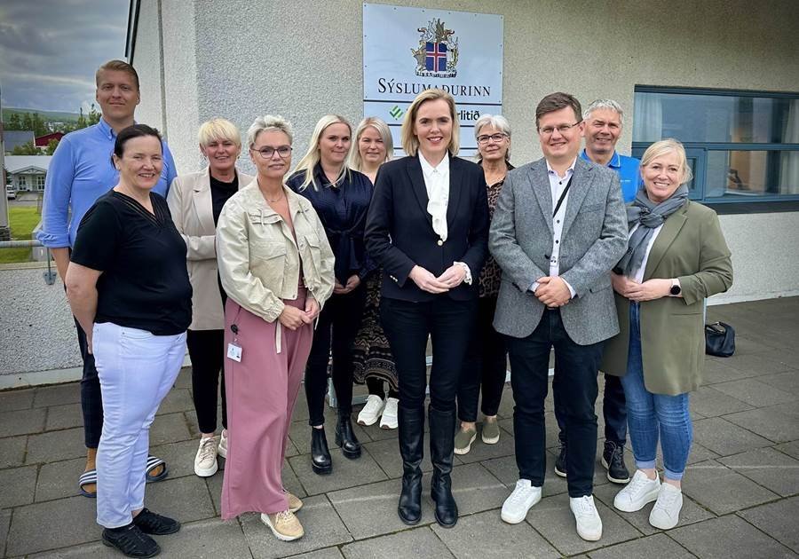 Dómsmálaráðherra ásamt Svavari Pálssyni sýslumanni og starfsfólki sýslumanns á Húsavík Myndir ve…