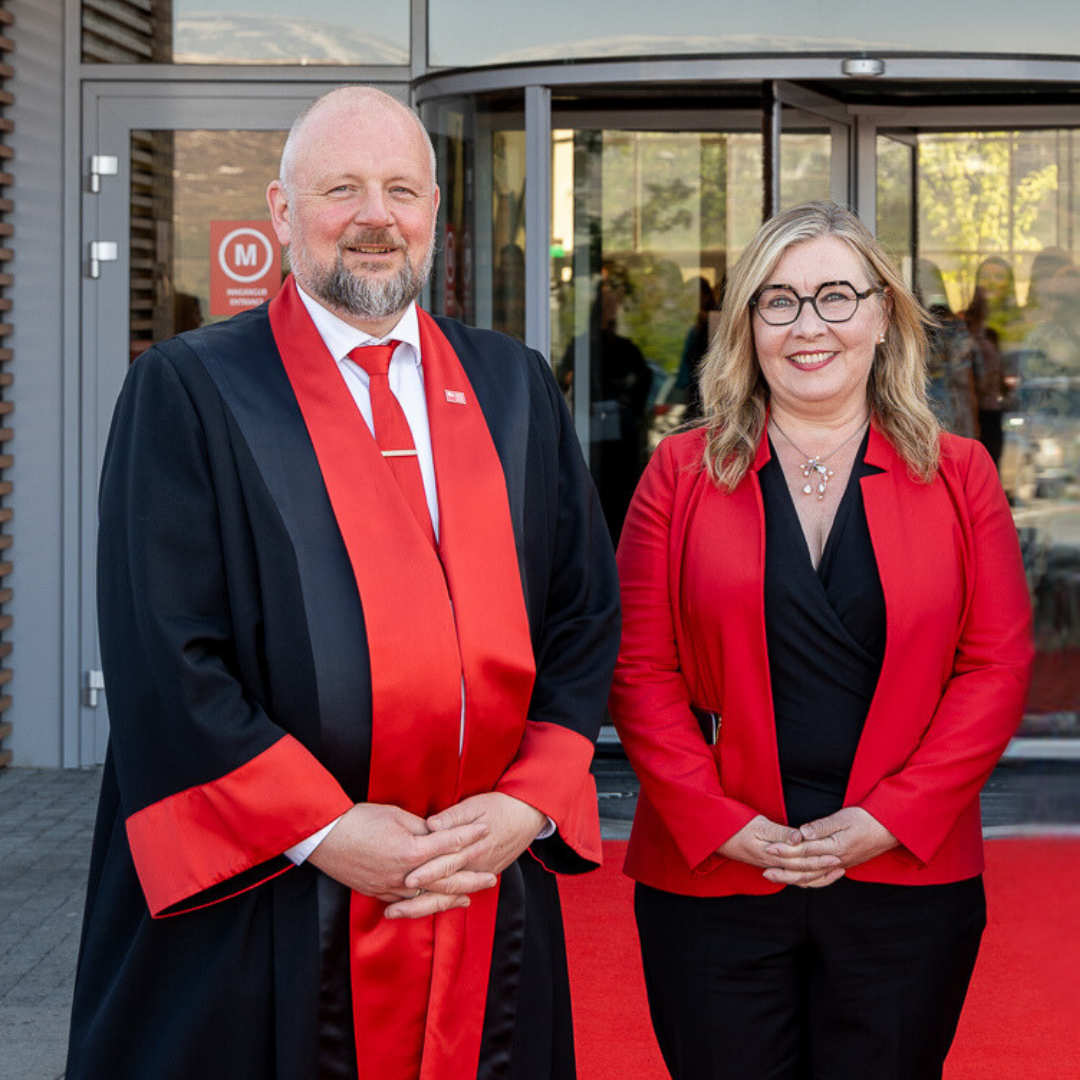 Áslaug Ásgeirsdóttir hefur tekið við embætti rektors Háskólans á Akureyri. Eyjólfur Guðmundsson kveð…