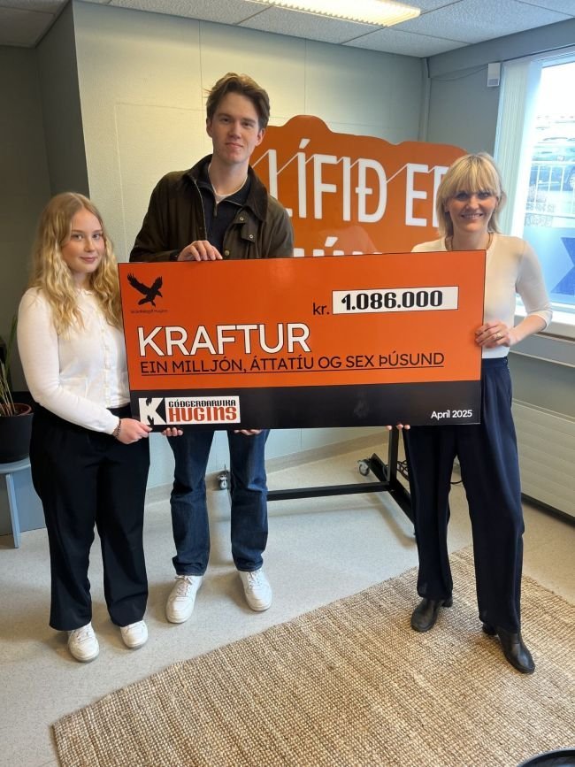 Á myndinni eru Benjamín Þorri Bergsson og Vera Mekkín Guðnadóttir fulltrúar skólafélagsins Hugins og…