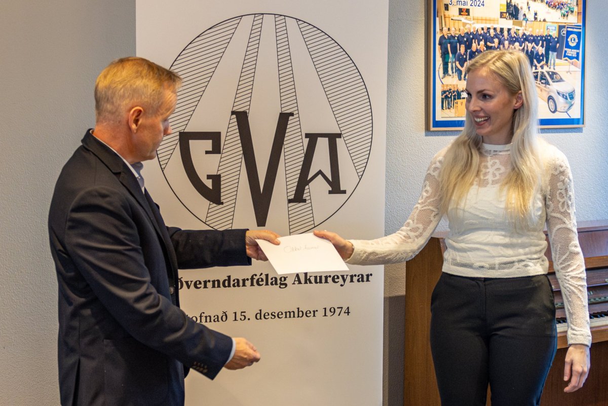 Einar Brynjólfsson, ritari GVA, afhendir Sigríði Gísladóttur, framkvæmdastjóra Okkar heims, styrk að…