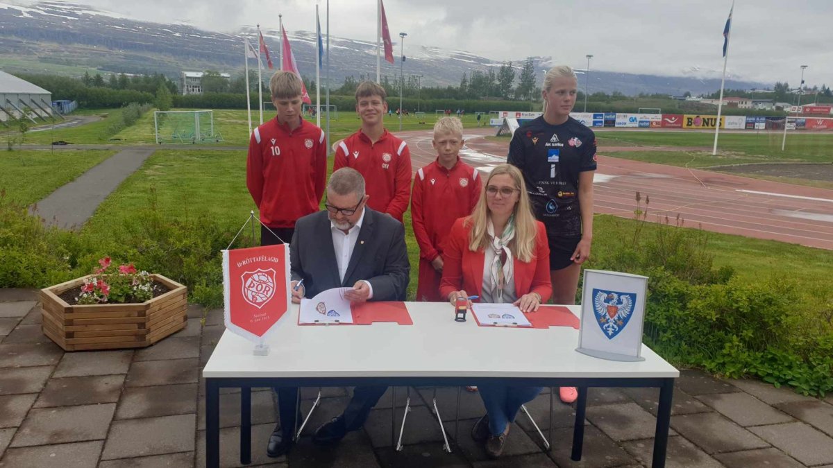 Frá undirritun í morgun Nói Björnsson og Ásthildur Sturludóttir undirrita með þeim á mynd eru ungir …