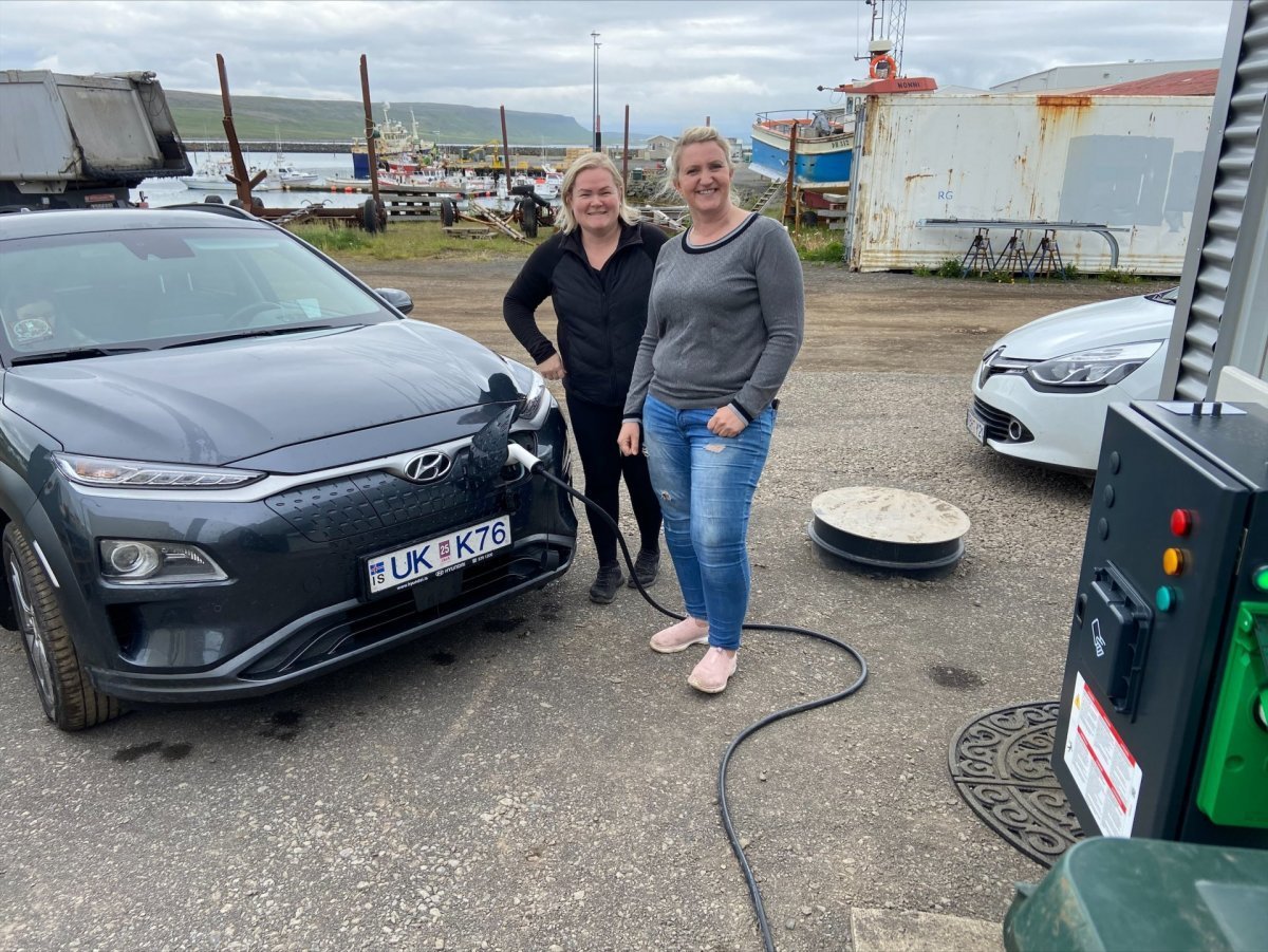 Fyrsti viðskiptavinurinn var Hildur Stefánsdóttir ferðaþjónusturekandi í Holti og rafbílaeigandi. My…