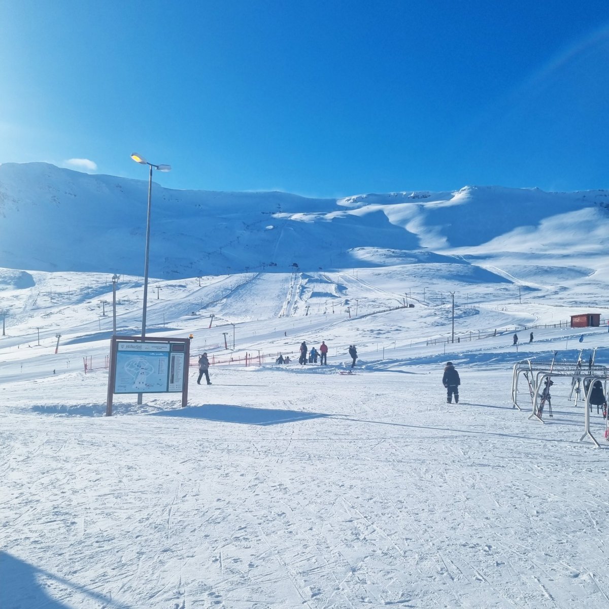 Það er alltaf gaman í Hlíðarfjalli. Myndin var tekin fyrr í dag og má sjá að það er nægur snjór á sv…
