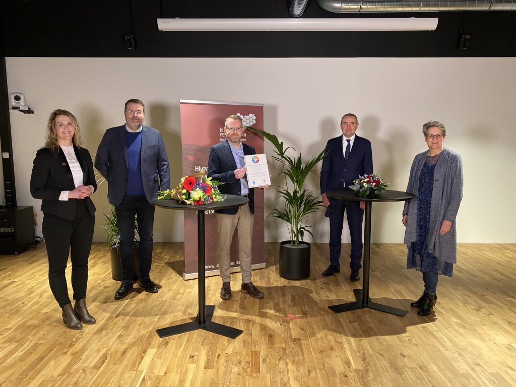 Frá afhendingu verðlaunanna. Frá vinstri: Ásta Kristín Sigurjónsdóttir, framkvæmdastjóri Íslenska fe…