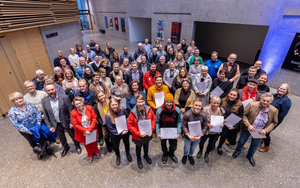 Styrkþegar eða fulltrúar þeirra að lokinni úthlutun ásamt Eyþóri Björnssyni forstjóra Norðurorku. (M…