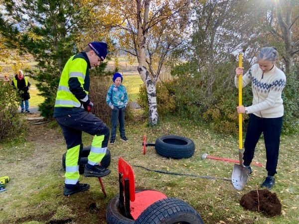 Nemendur tóku þátt í öllum þáttum verksins, allt frá hönnun og til þess að koma þeim fyrir á skólaló…