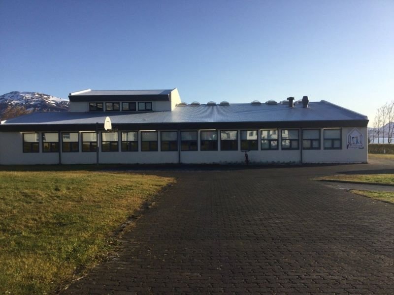 Börn og ungmenni í Hrísey hafa lengi kallað eftir því að fá gervigrasvöll á skólalóðina sína líkt og…
