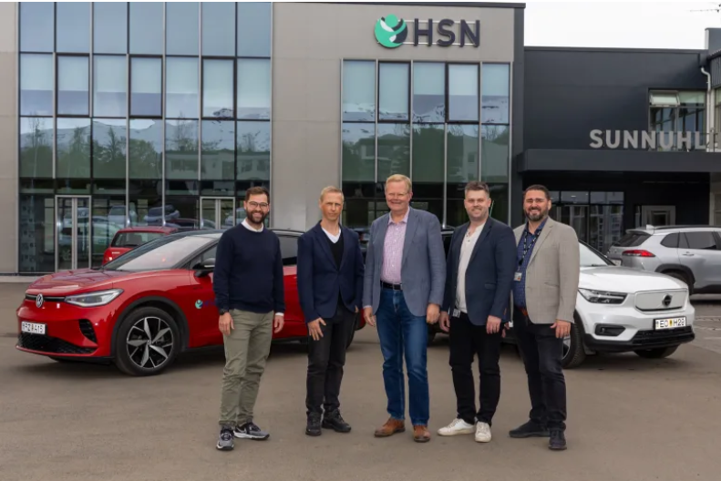 .Á myndinni eru Arnar Jónsson, eiganda Rafbílastöðvarinnar, Sigurður Inga Friðleifsson Sviðsstjóra …