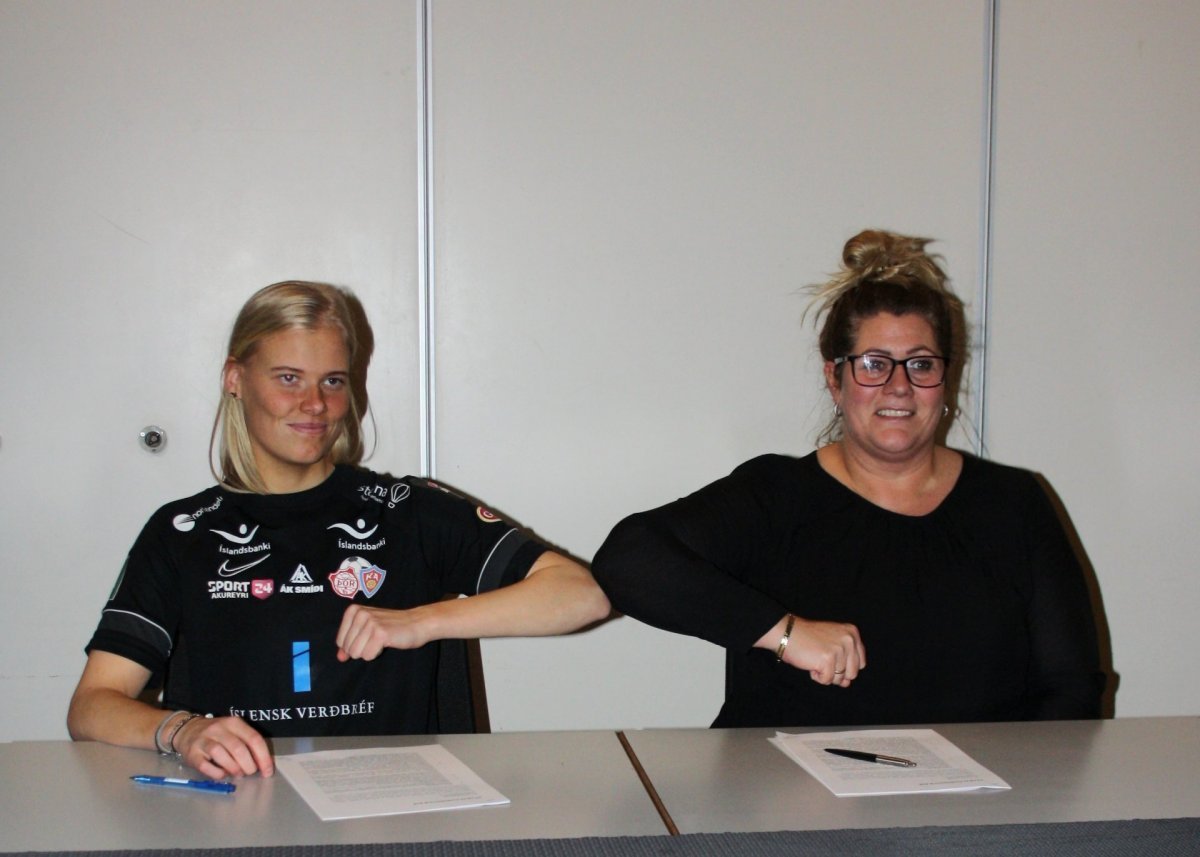 Hulda Ósk Jónsdóttir og Dóra Sif Sigtryggsdóttir, formaður Þórs/KA, við undirritun samningsins. Mynd…