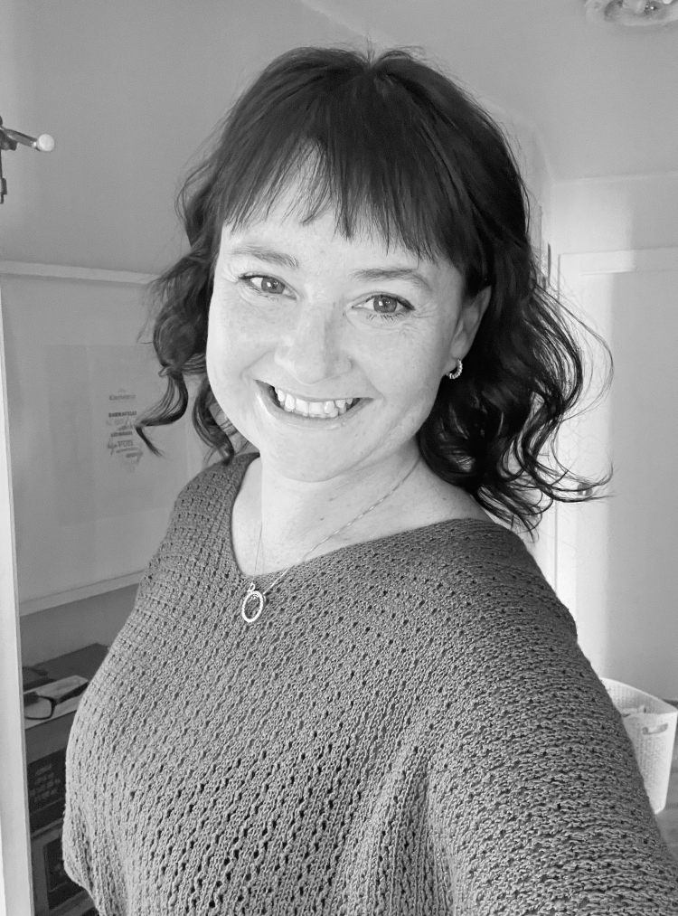 Hulda Ólafsdóttir ásamt fleirum stendur fyrir Dáleiðsludeginum í Hofi á laugardag, 11. maí þar sem í…