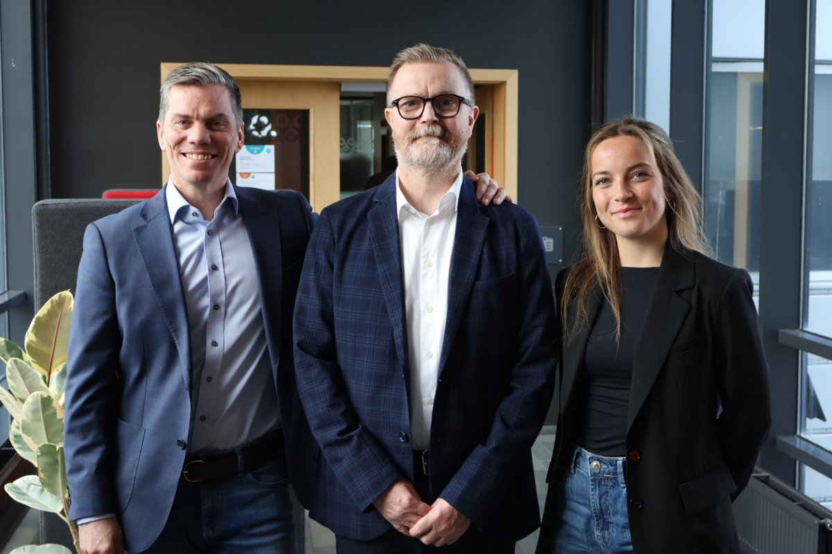 Á meðfylgjandi mynd má sjá Einar Eiríksson forstöðumann Bankalausna hjá Origo, Guðmund Tómas Axelsso…