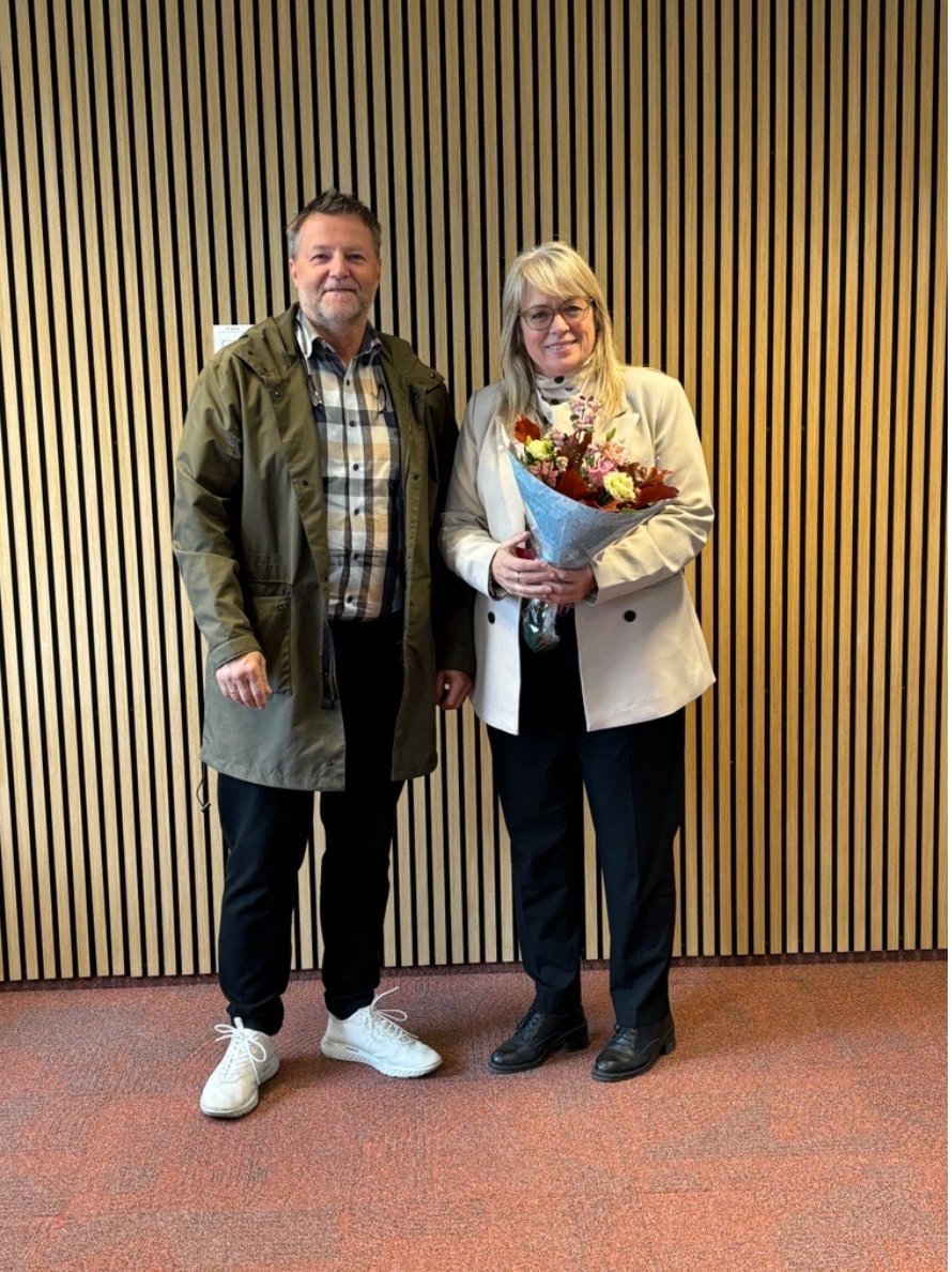 Valþór Guðnýjar Brynjarsson hjá Stak ehf byggingarstjóri hússins ásamt Ragnheiði Jónu Ingimarsdóttu…