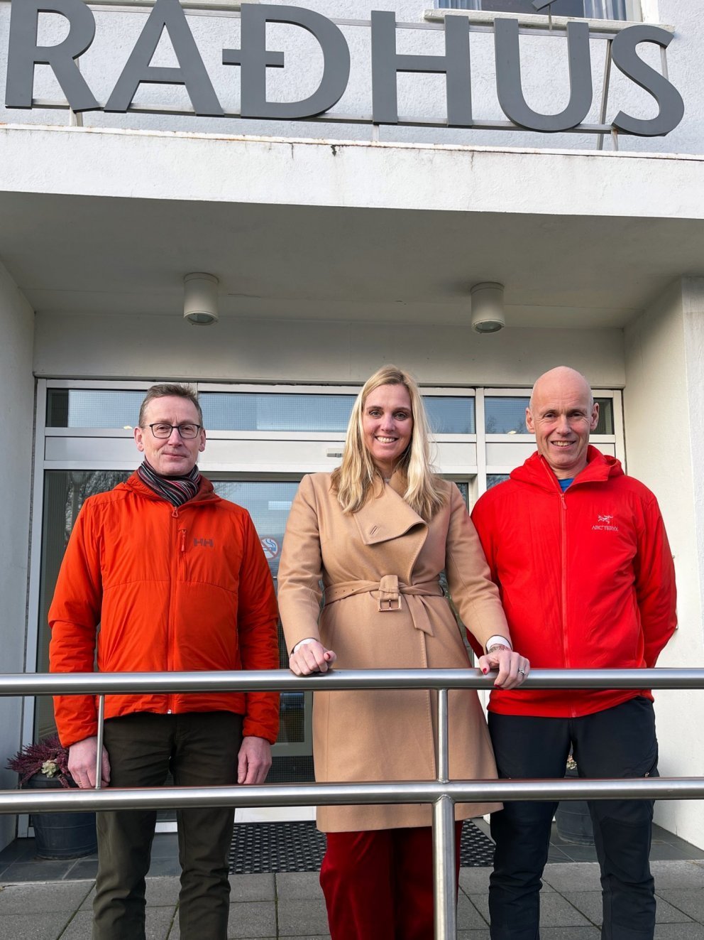 Fyrir utan Ráðhúsið á Akureyri eftir að samningurinn hafði verið undirritaður. Frá vinstri: Hjalti J…