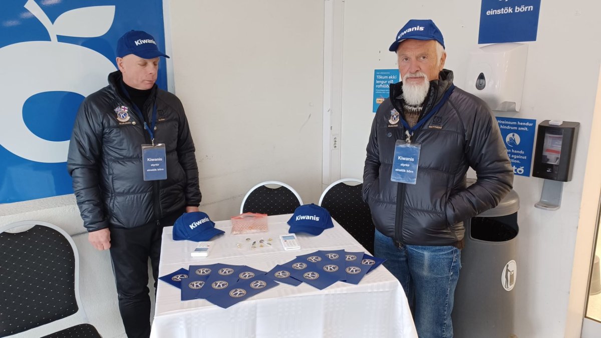 Kiwanismennirnir Björn Viðar og Matthías Annisius stóðu vaktina í Netto á Húsavík á dögunum og seldu…