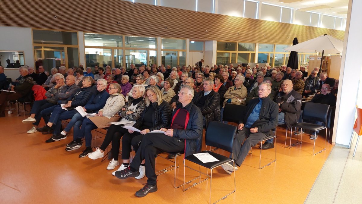 Um 200 manns mættu á fund um kjaramál sem Félag eldri borgara á Akureyri efndi til Mynd Karl Guð…