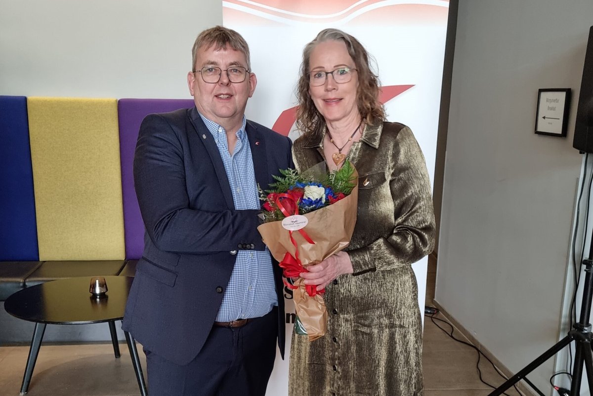 Aðalsteinn Árni heiðraður fyrir störf sín í þágu félagsins. Ósk Helgadóttir, varaformaður Framsýnar …