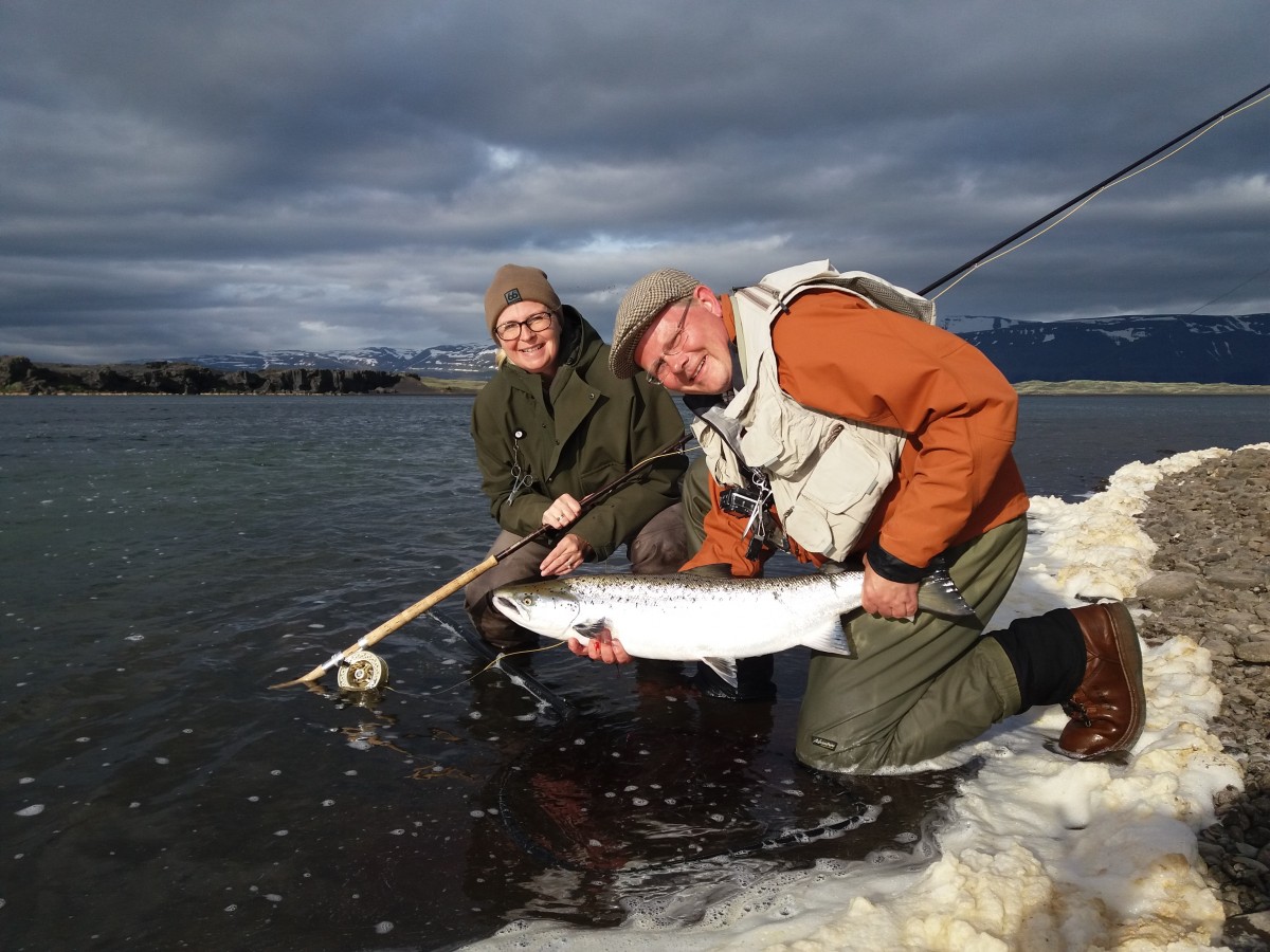 Jón Helgi með fyrsta lax sumarsins, fallega 15 punda hrygnu. Með honum á myndinni er Halla Bergþóra …