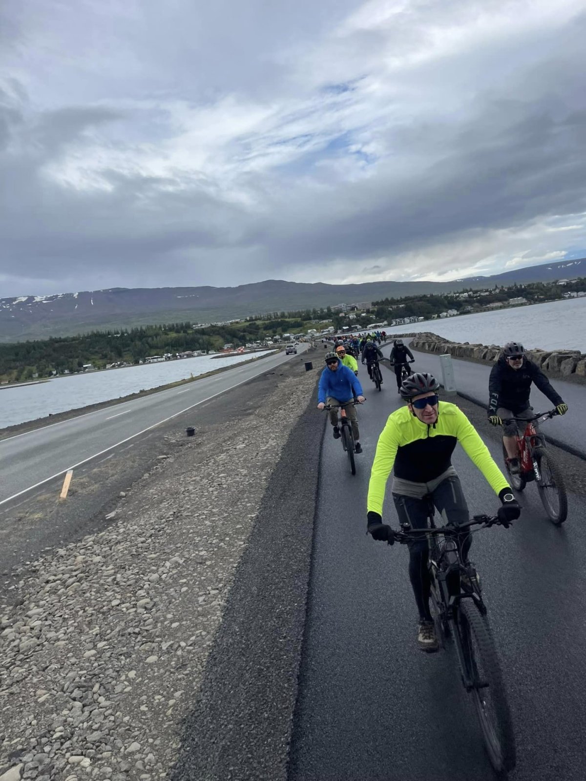 Nýr göngu-og hjólastígur við Leiruveginn á vafalaust eftir að njóta vinsælda. Hér eru félagar í Rafh…