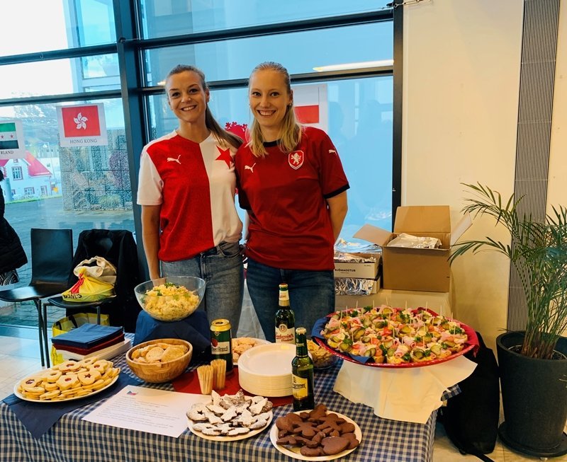 Monika og Nikola frá Tékklandi voru mætt á Amtsbókasafnið með tékkneska rétti. Myndir frá Amtbókasaf…