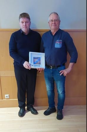 Birgir Arason formaður BSE afhendir Árna Arnsteinsyni fyrrverandi bónda á Stóra-Dunhaga og faðir/te…