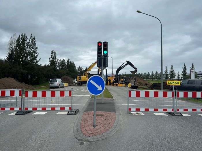 Unnið var við það í vikunni að leggja lagnir undir Þjóðveg 1 á gatnamótum Hörgárbrautar og Hlíðarbra…