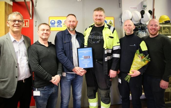 Eyþór Björnsson, forstjóri Norðurorku, heldur hér á umhverfisverðlaunum Terra. Honum við hlið er sta…
