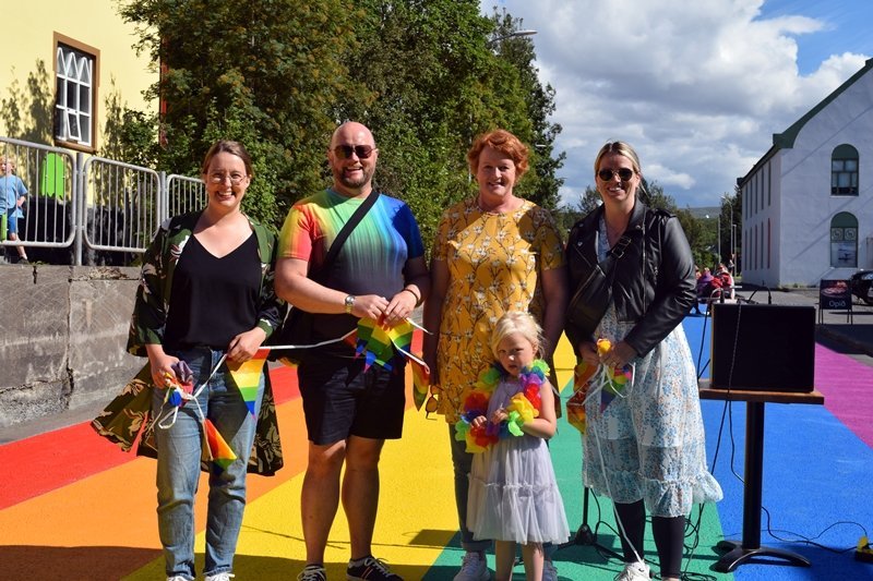 Frá opnun Regnbogabrautar. frá vinstri: Aldey Unnar Traustadóttir, Hjálmar Bogi Hafliðason, Katrín S…
