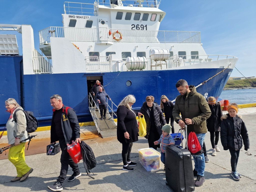 Sæfari við komuna til Greímsetjar í hádeginu Myndir Halla Ingólfsdóttir og Anna María Sigvaldadótti…