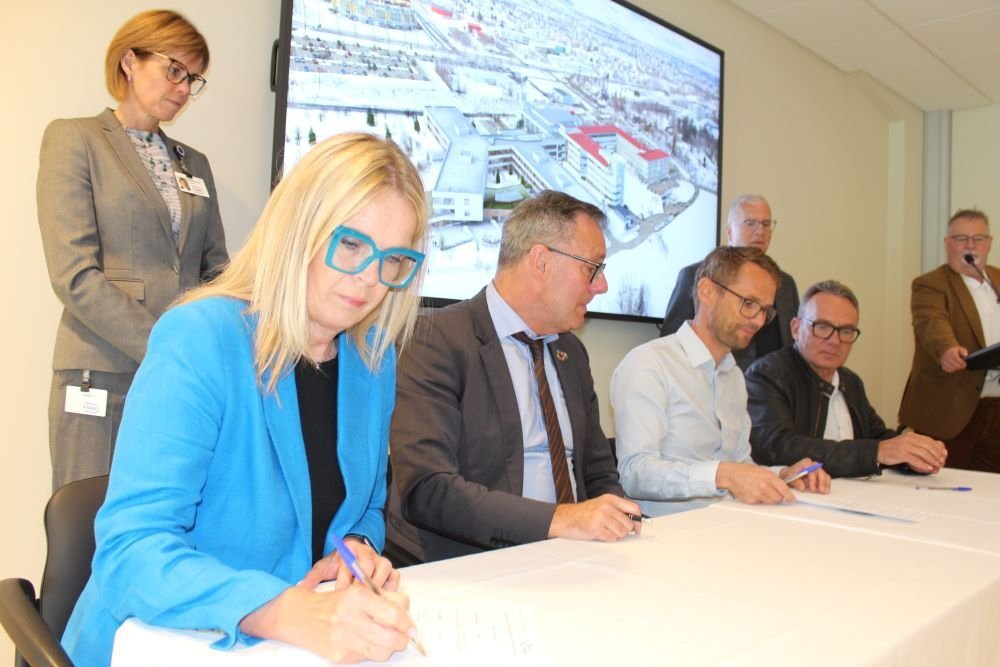 Skrifað undir samninginn sem er á milli Nýs Landspítala (NLSH ohf) og hönnunarhóps sem samanstendur …