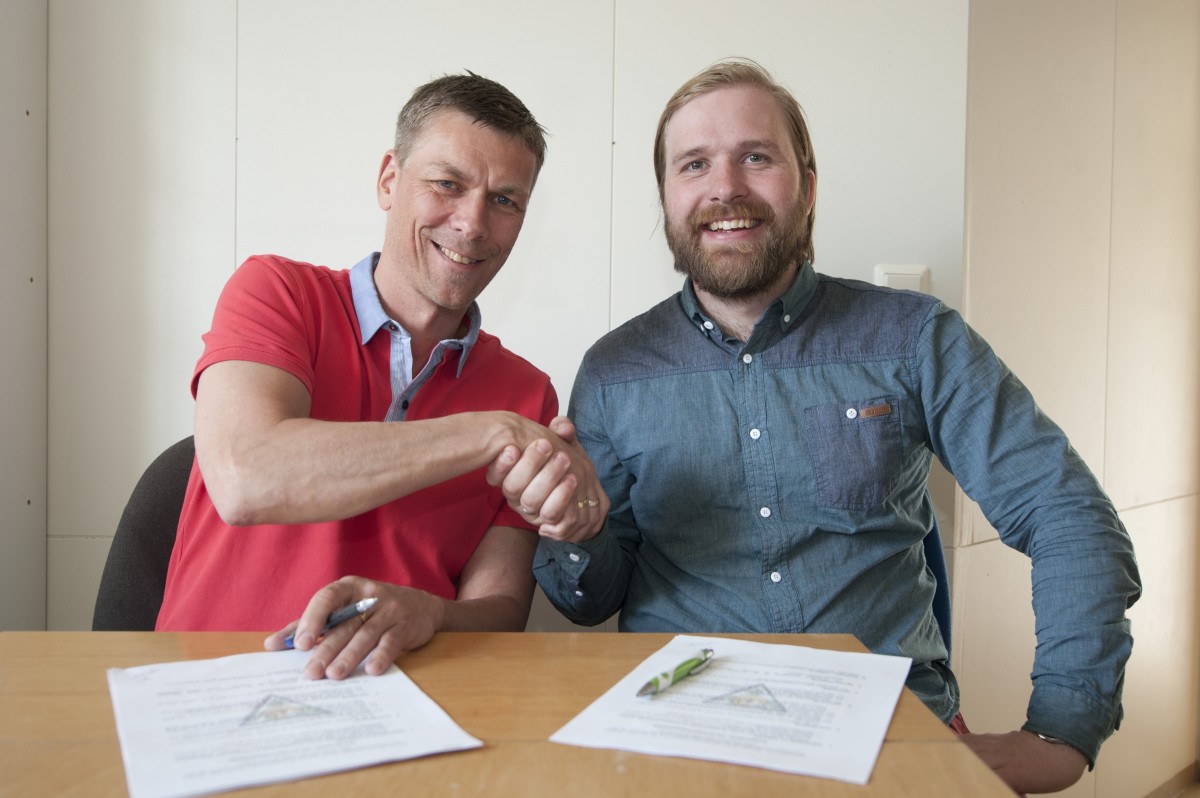 Ómar Pétursson og Jónas Halldór virðast báðir harla kátir með samstarfssamninginn. Mynd: Heiðar Kris…
