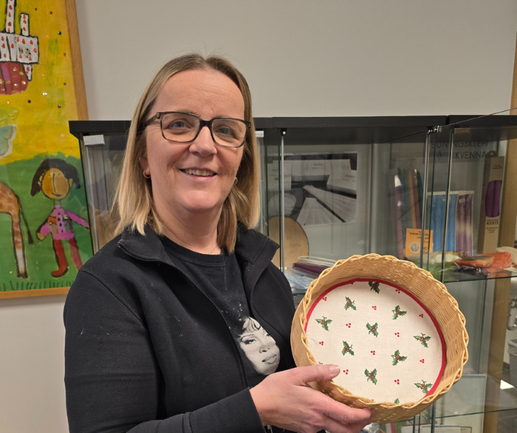 Sigurrós heldur hér á fléttuðum bakka sem líklega var hugsaður fyrir laufabrauð. Myndir akureyri.…