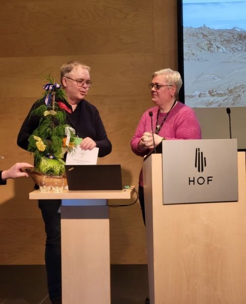 Sigurður Arnarson tók við hvatngingarverðlaununum úr hendi Ragnhildar Freysteinsdóttur Mynd Skógr…